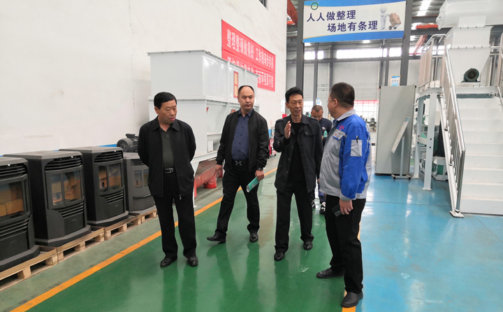 考察組一行實地參觀了金格瑞顆粒機展廳 考察組一行實地參觀了金格瑞顆粒機展廳