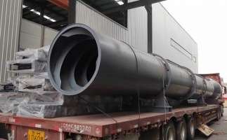 鋸末顆粒機裝車發貨，已做好安全防護